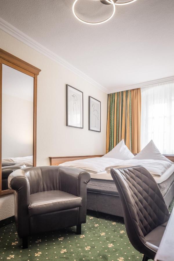 Hotel-Gasthof Hoettl Деггендорф Экстерьер фото
