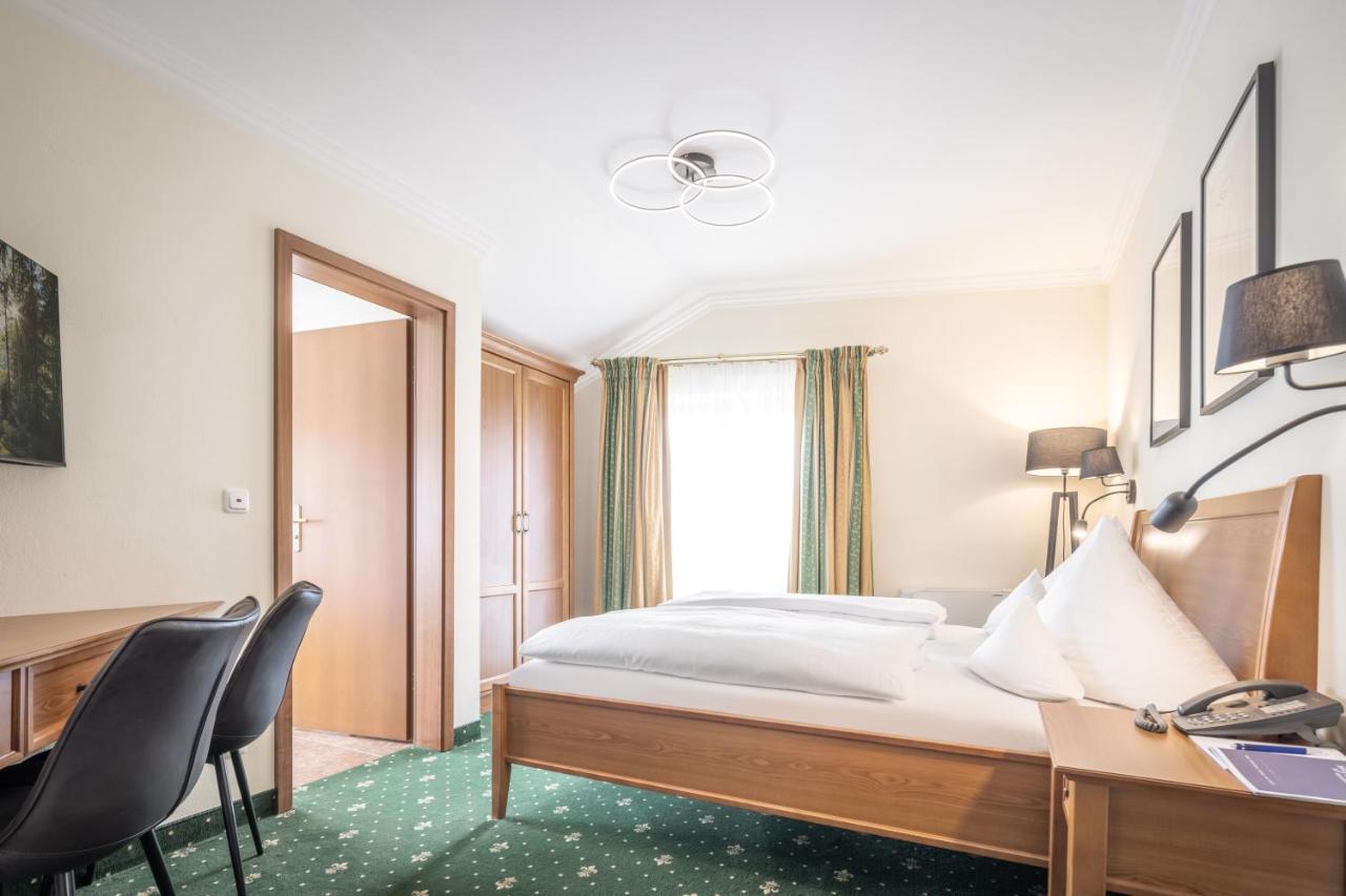Hotel-Gasthof Hoettl Деггендорф Экстерьер фото