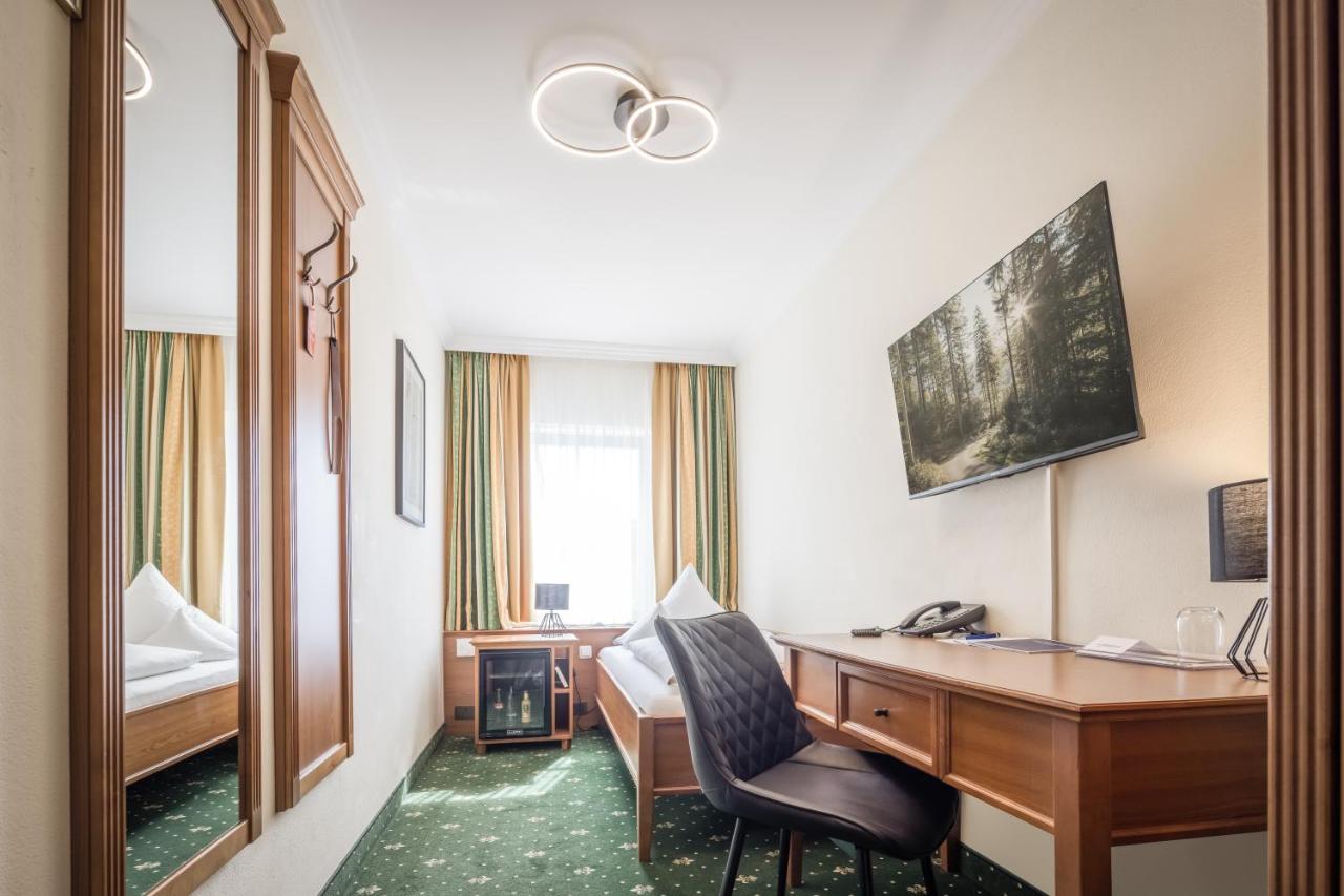 Hotel-Gasthof Hoettl Деггендорф Экстерьер фото